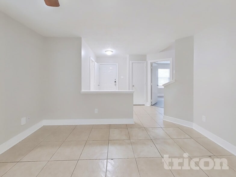 Building Photo - 18167 Woodsdale Ct