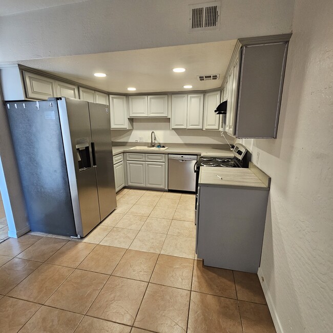 Building Photo - 420 S Terry Ln