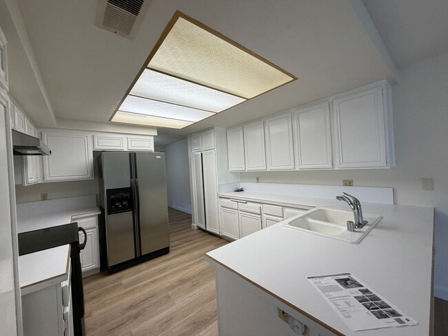 Building Photo - Spacious Updated Bonita Condo
