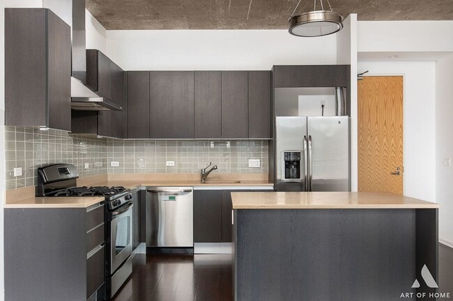 Building Photo - 600 N Fairbanks Ct