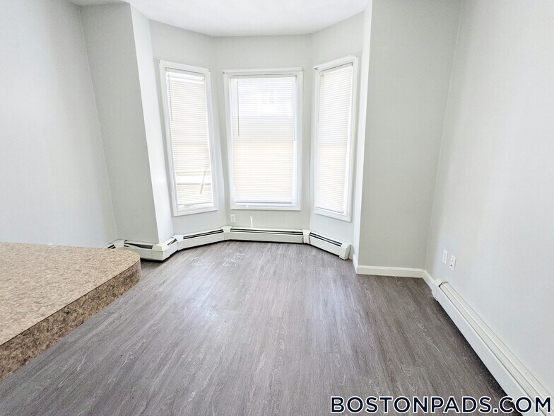 Building Photo - 329 Paris St