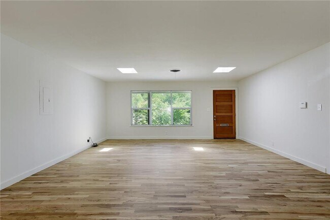 Building Photo - 4804 Menchaca Rd