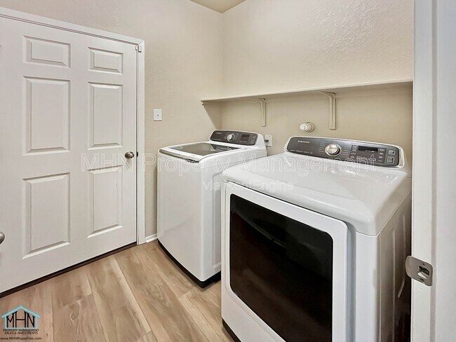 Building Photo - 7118 Marina Del Rey