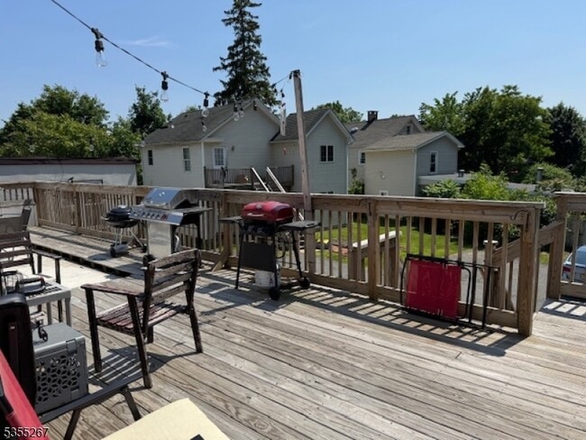 Building Photo - 3 Bank St