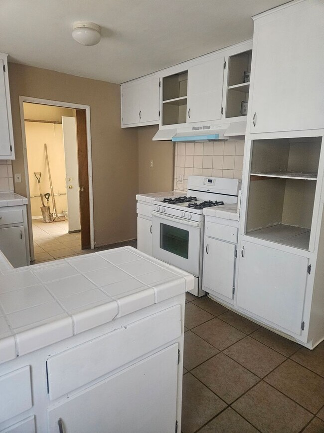 Building Photo - 3 BEDROOM, 2 BATHROOM HOME IN VICTORVILLE....