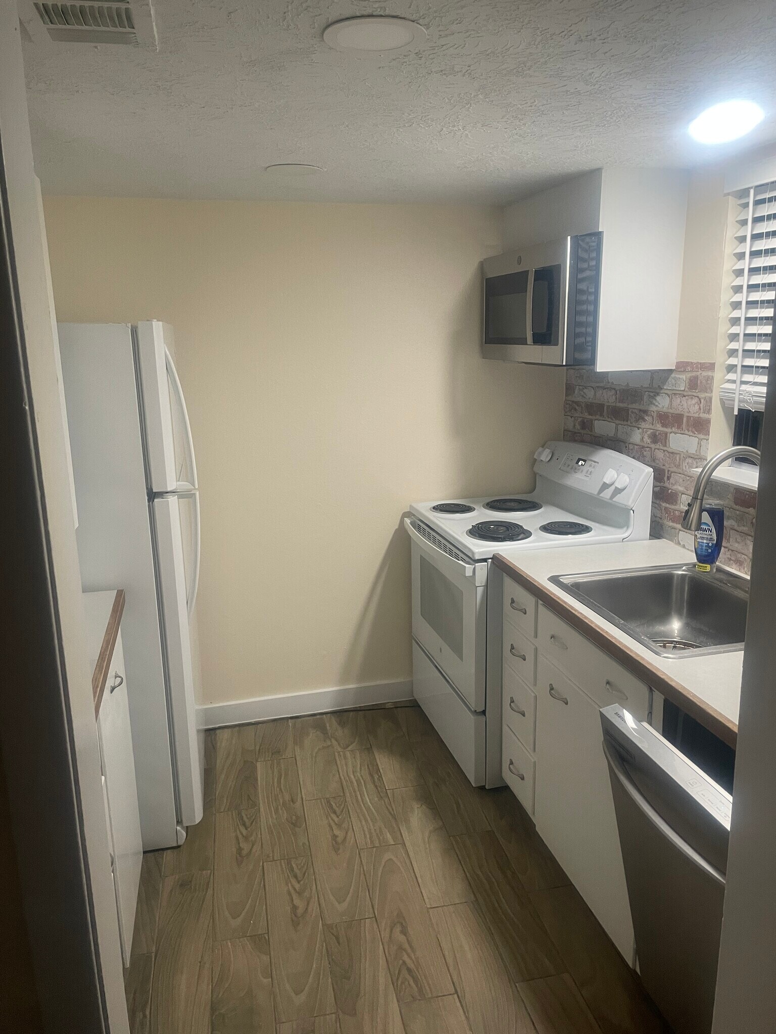 Galley kitchen - 1500 S Diamondhead Blvd