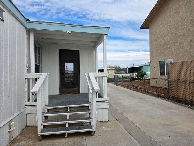 Building Photo - Newly refurbished 2 bedroom 1 Bath fully fenced manufactured home in Central Bullhead City.