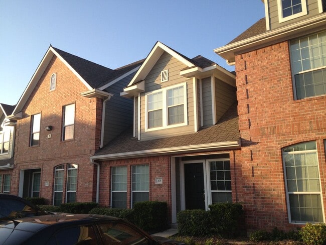 Building Photo - Beautiful Townhome Available for Pre-lease!