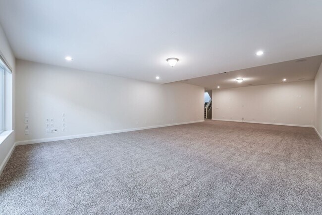 Building Photo - Beautiful Three Story, Five Bedroom Home w...