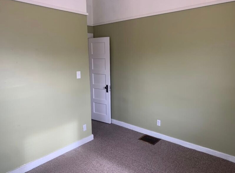 Building Photo - 212 Teller Ave