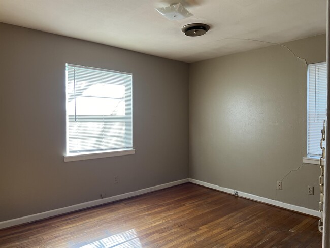 Building Photo - 1105 Pine Dr