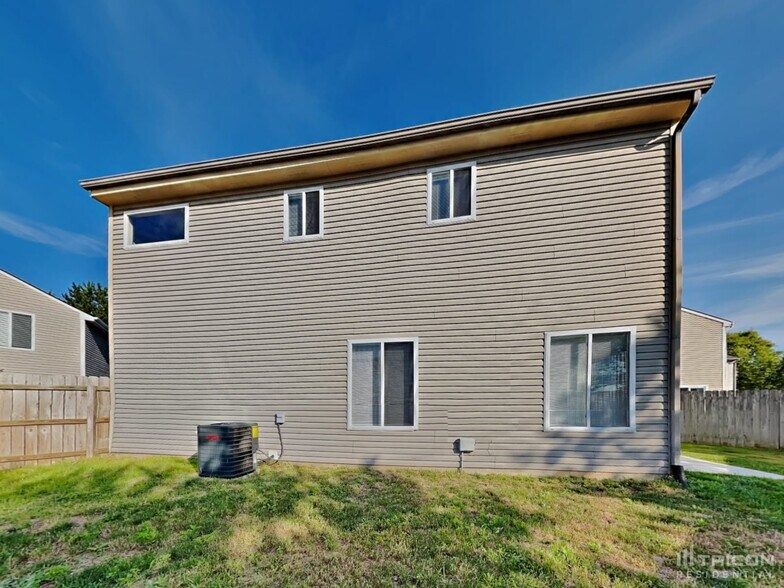 Building Photo - 2445 Grand Fir Dr