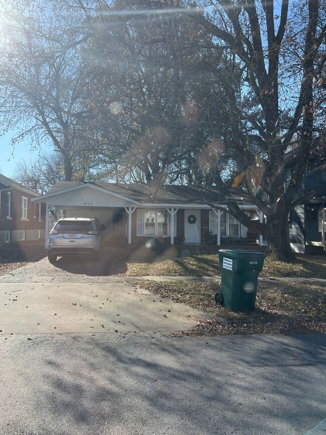 Primary Photo - Single Family Home - 3 bedrooms and 1.5 ba...
