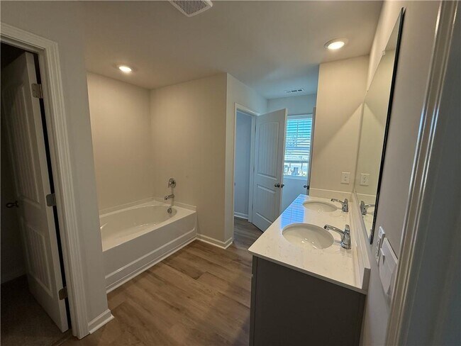 Building Photo - 126 Hughes Pl Dr