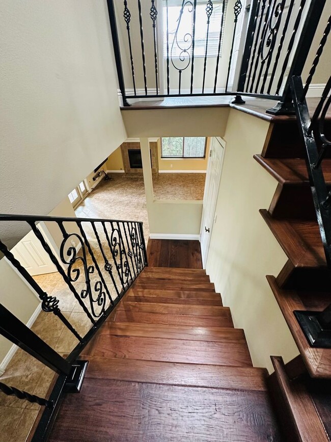 Building Photo - Spacious Townhome with Inviting Large Pati...