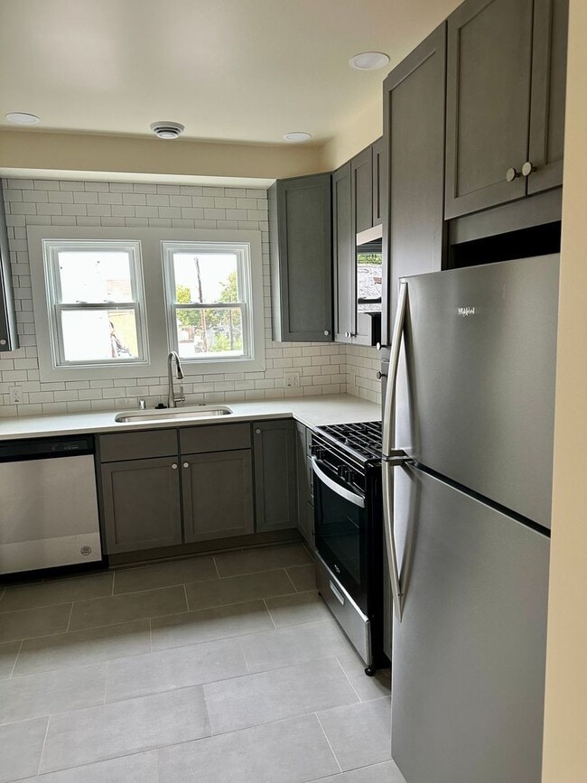 Building Photo - 901-903 E Center St