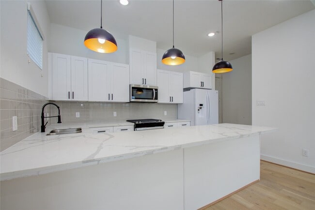 Building Photo - 3206 Live Oak St