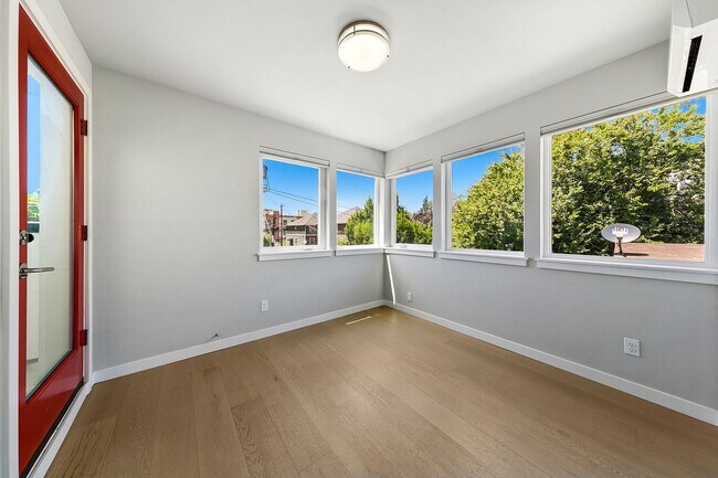 Building Photo - Stylish 2BR Townhome with Rooftop Deck & A/C Near Light Rail