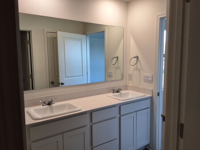 Building Photo - Beautiful Home in Elizabethtown