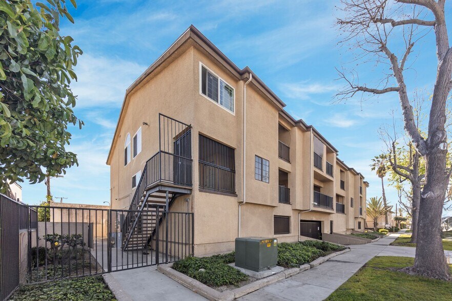 Building Photo - 248 E Buckthorn St