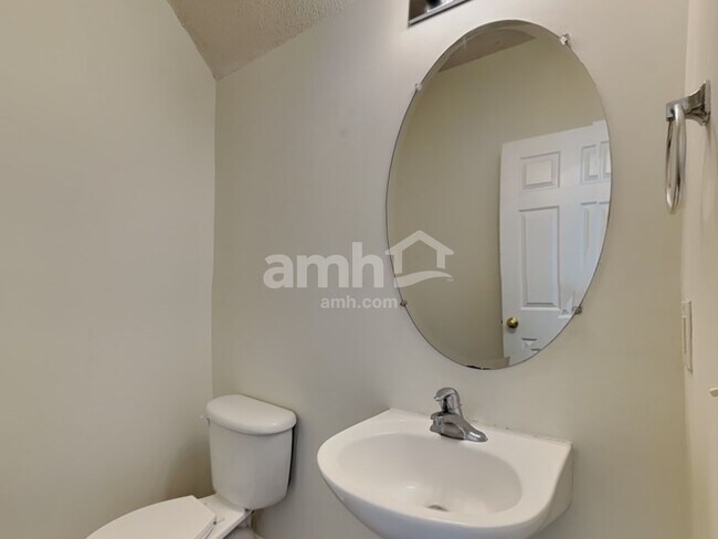 Building Photo - 532 Osborne Rd