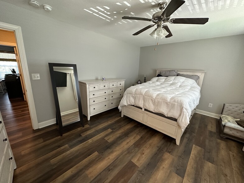 Master bedroom - 205 South Pointe Dr