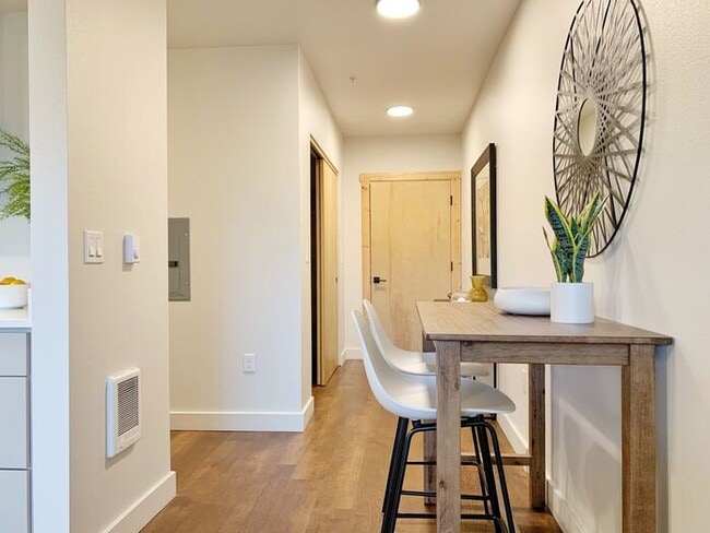 Building Photo - Luxury top floor 2bd in the heart of Sellw...