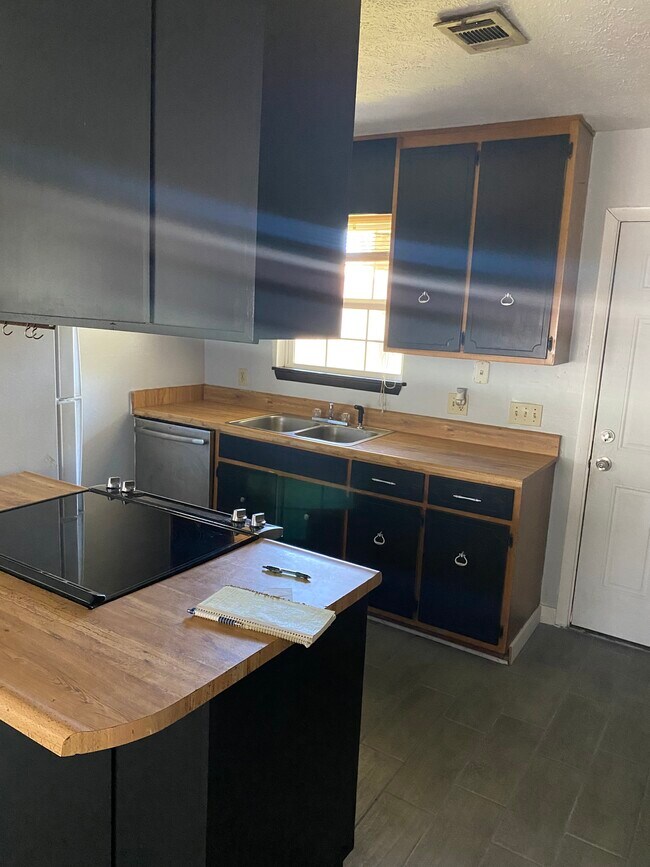 Building Photo - 256 N Berthe Ave