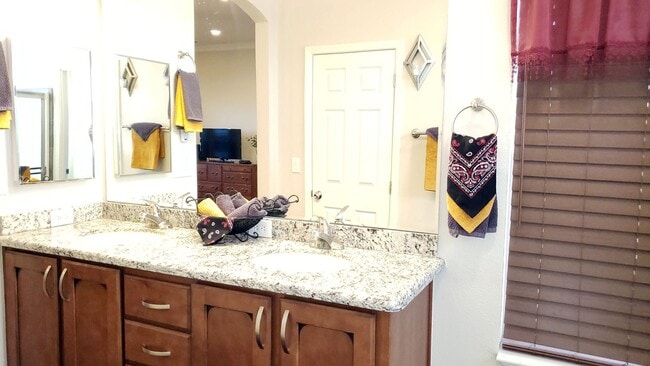 Building Photo - Gorgeous location, spectacular amenities, 3 bedroom furnished home for rent.