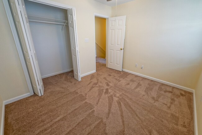 Building Photo - Super Cute 3 bedroom 3 bathroom townhome o...