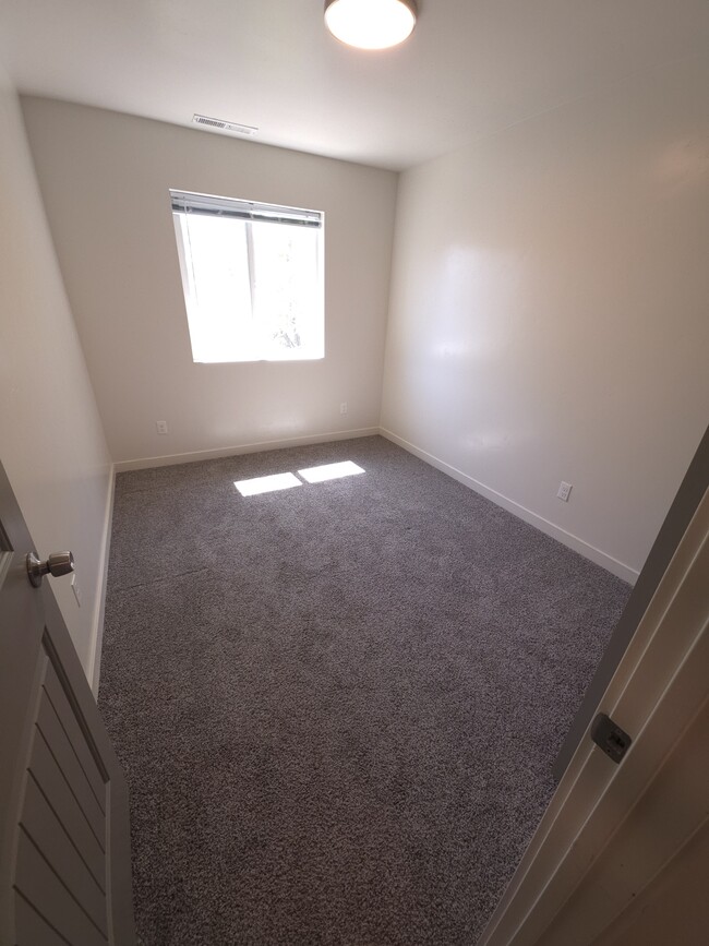 Building Photo - 117 E Ravenna Ln