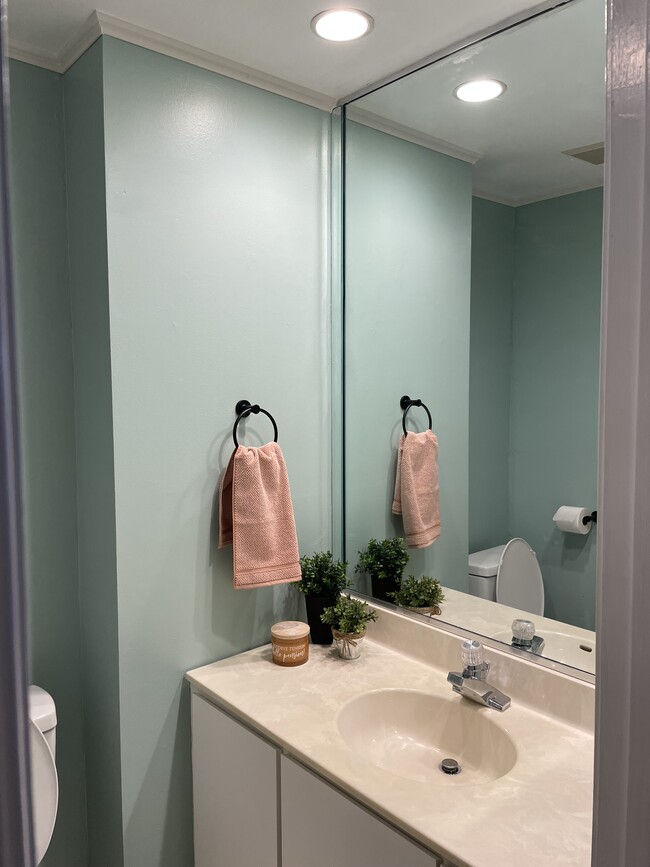 Building Photo - 30 Greensward Ln