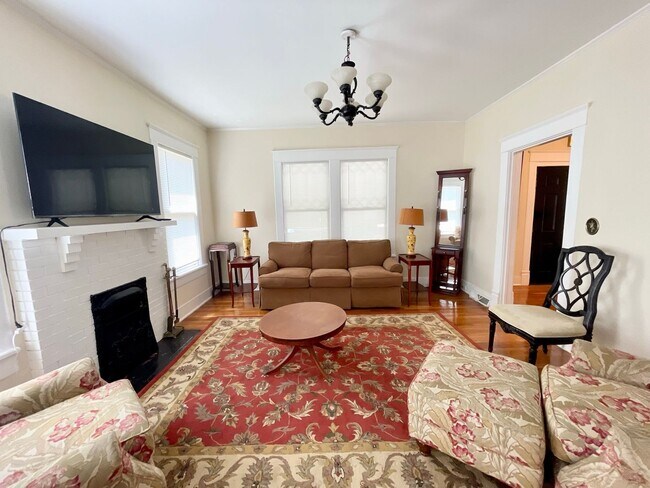 Building Photo - FIVE POINTS