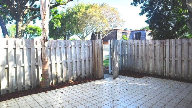 Building Photo - 194 Lake Arbor Dr