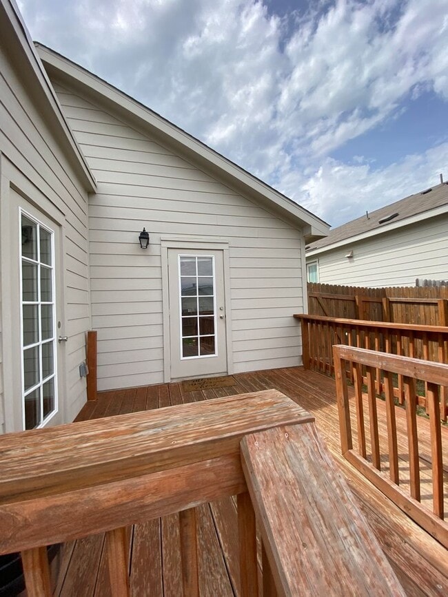 Building Photo - Move in Ready 3 bd/2 ba with bonus rooms!