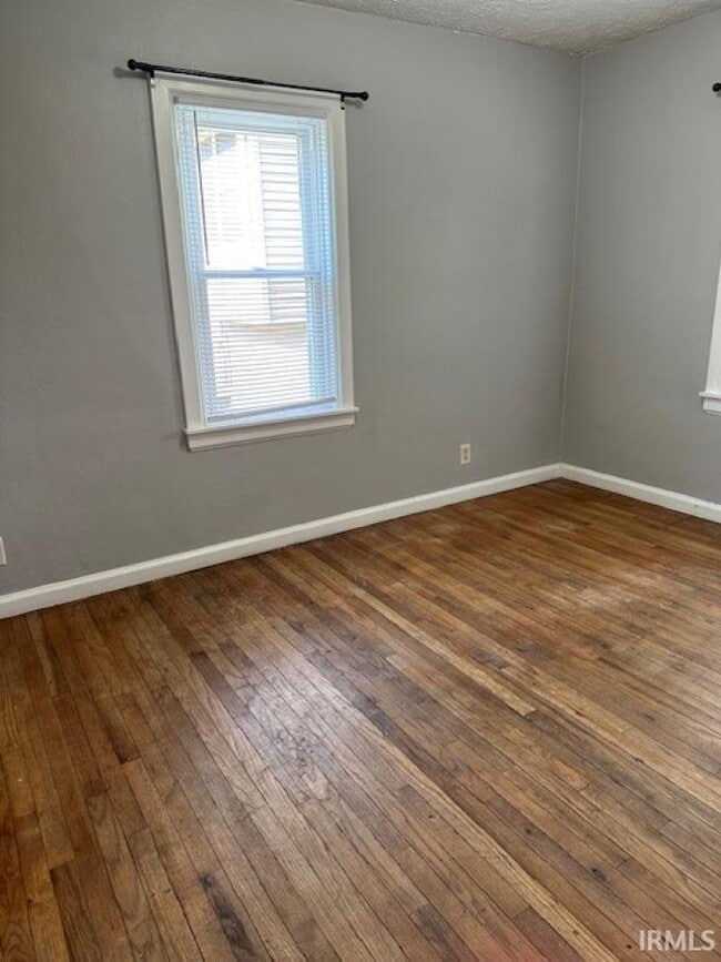 Building Photo - 1302 N Woodburn Ave