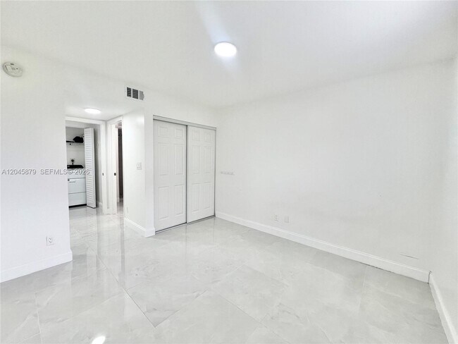 Building Photo - 842 NW 92nd Ave