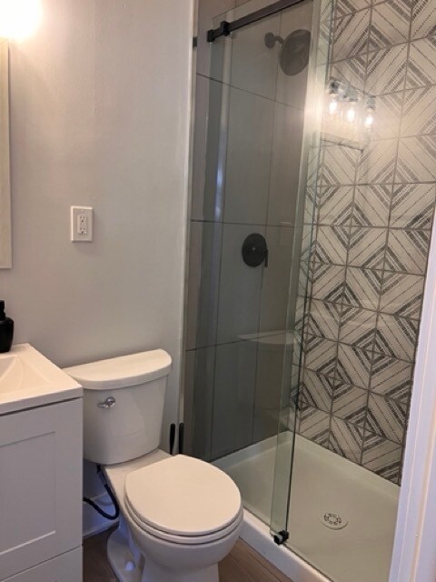 Ensuite Bathroom - 4129 McRee Ave