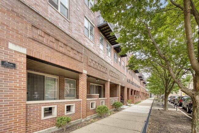 Building Photo - 2 bed 2.5 bath Logan Square Duplex
