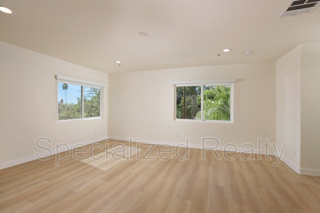 Building Photo - 1827 Hill Dr