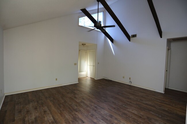 Building Photo - 2 Bedroom townhome