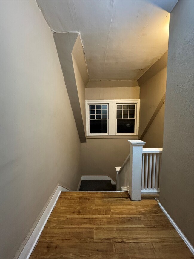 Building Photo - 121 Oak St