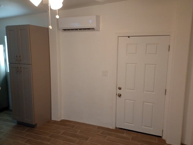 Building Photo - E 4th St