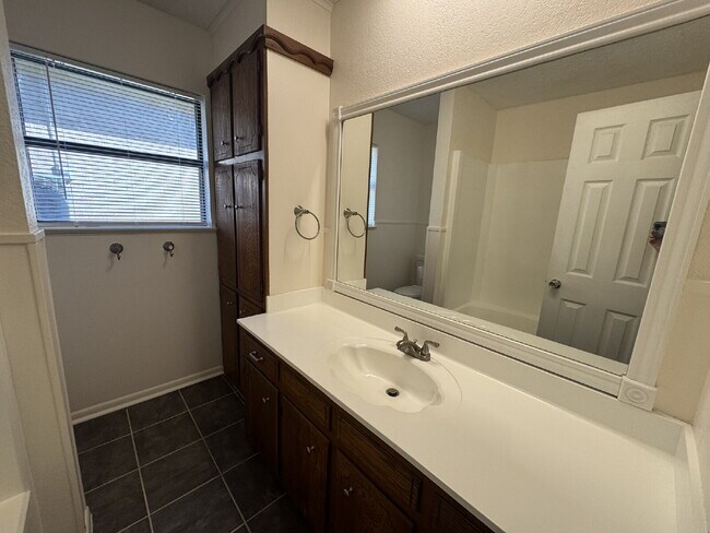 Building Photo - Lovely 3 bedroom 2 bath in desirable neighborhood