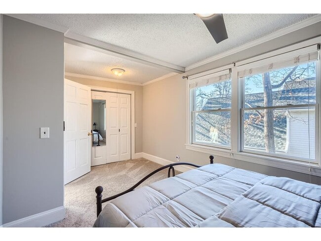 Building Photo - 1045 Lake St E