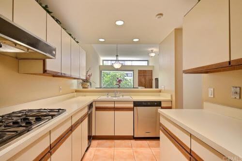 kitchen - 500 E Del Mar Blvd