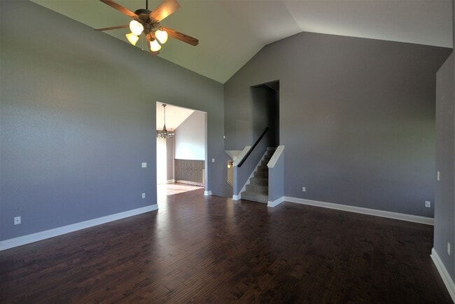 Building Photo - Charming Split Level in Ozark!
