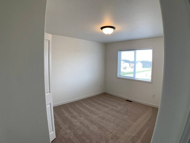 Building Photo - 3 Bed 2.5 Bath Single Family Home