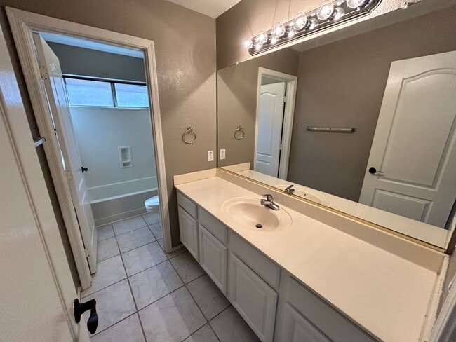 Building Photo - 3 Bed/ 2 Bath Home with Den in Arrowhead Ranch with Pool!