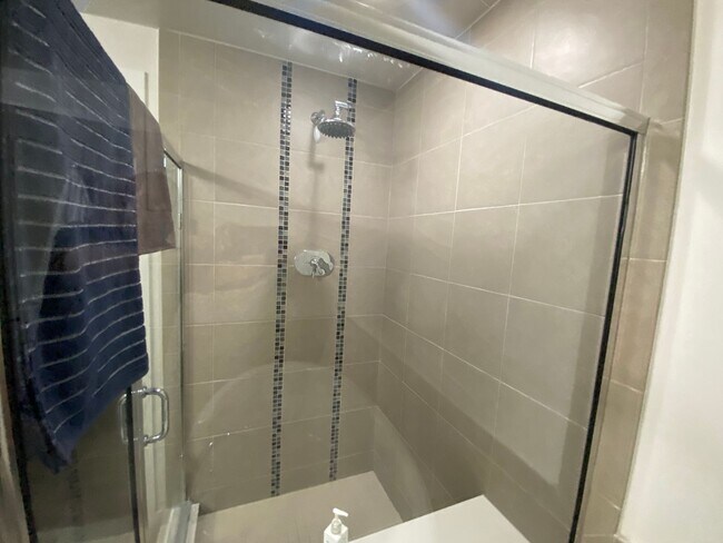 Building Photo - Large 2 bedroom 2 1/2 bath condo at One Li...